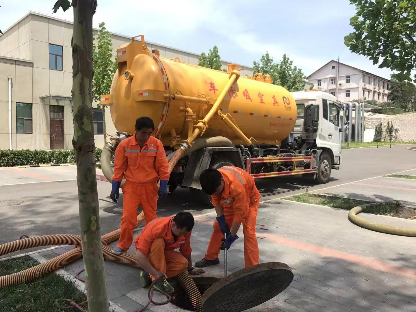 潍城管道疏通车停在窨井附近