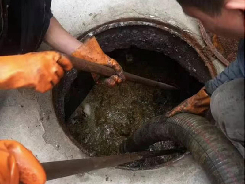 潍城清理化粪池时如何避免沼气的危害？